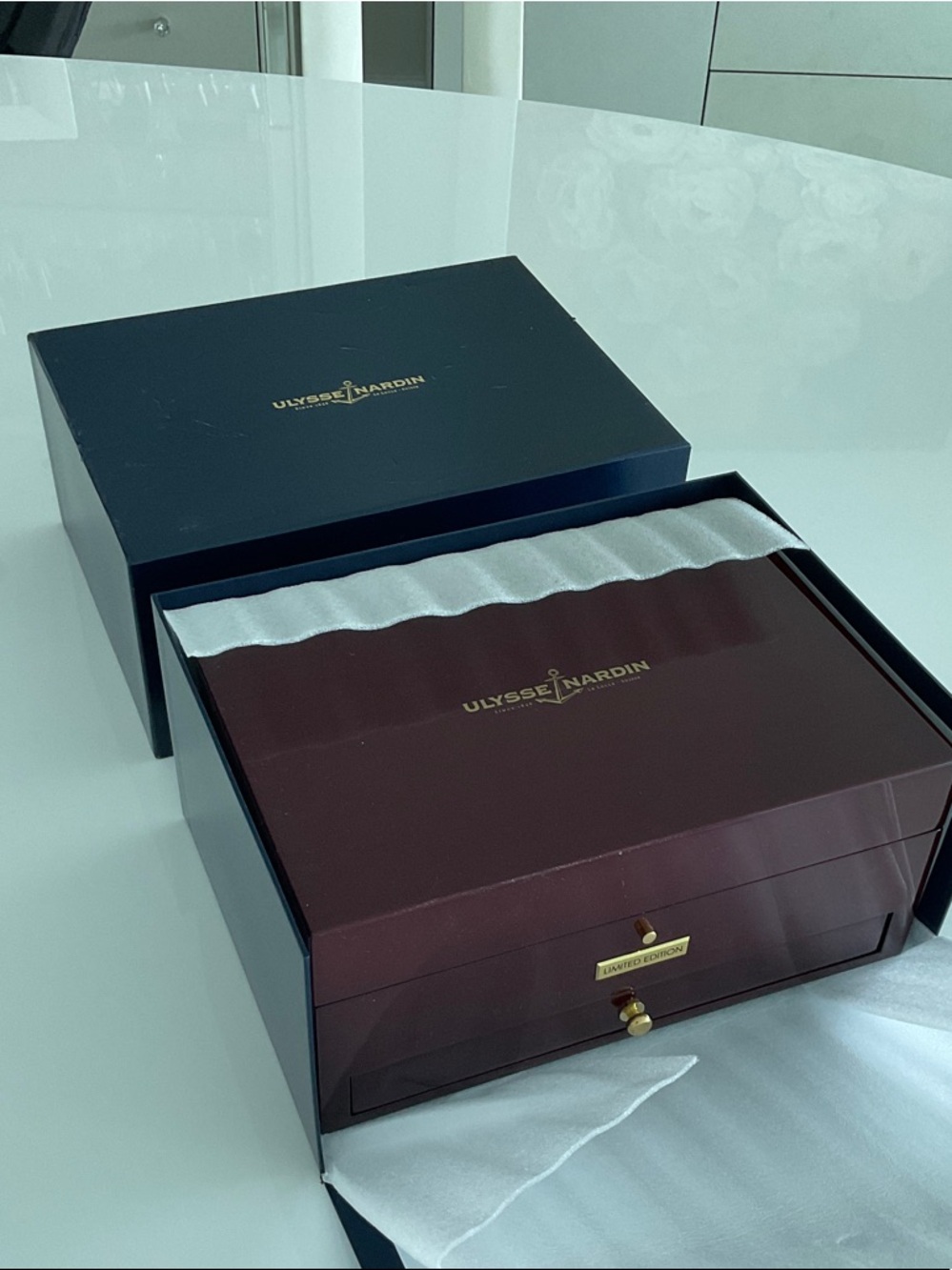 Ulysse Nardin wood lacquer padded watch/ jewelry box.Mint condition - Picture 2 of 6